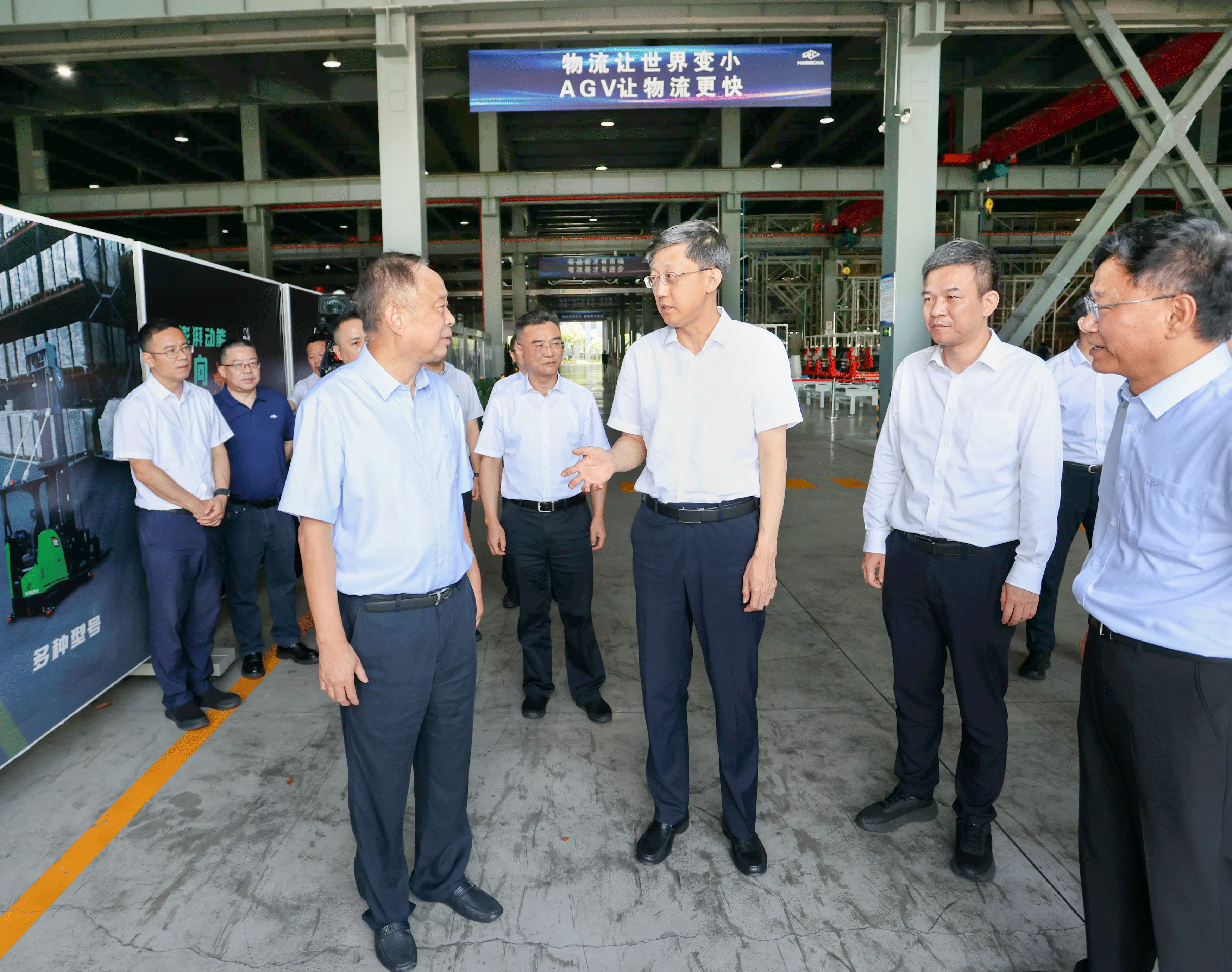 省委(wei)常委(wei)、杭(hang)州市(shi)委(wei)書記劉非(fei)調研杭(hang)叉集(ji)團(tuán)配(pei)圖(調亮度).jpg